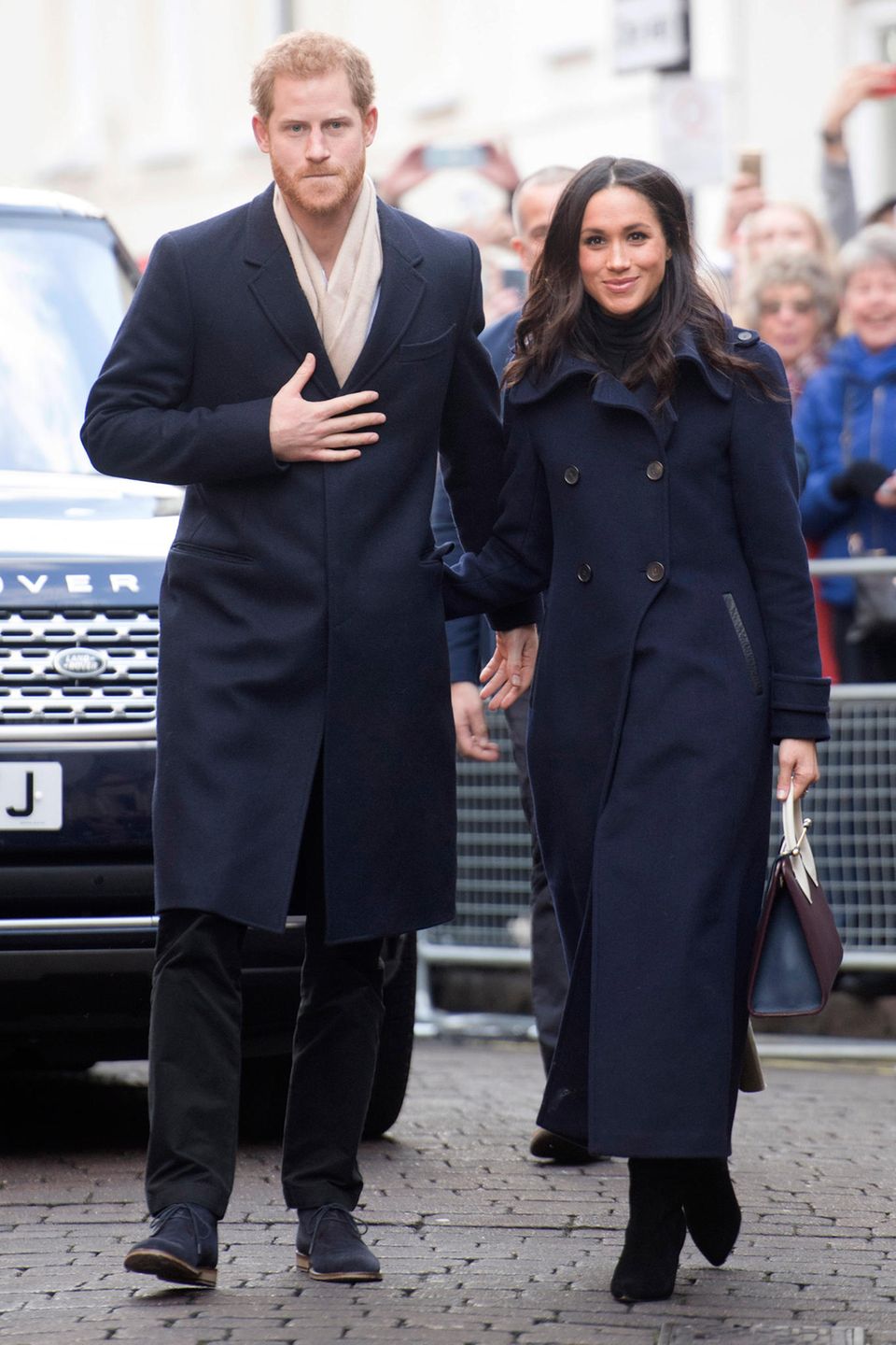 Prinz Harry und Herzogin Meghan wenige Tage nach der Verkündung ihrer Verlobung Ende 2017 bei ihrem ersten "Walk About" in Nottingham.