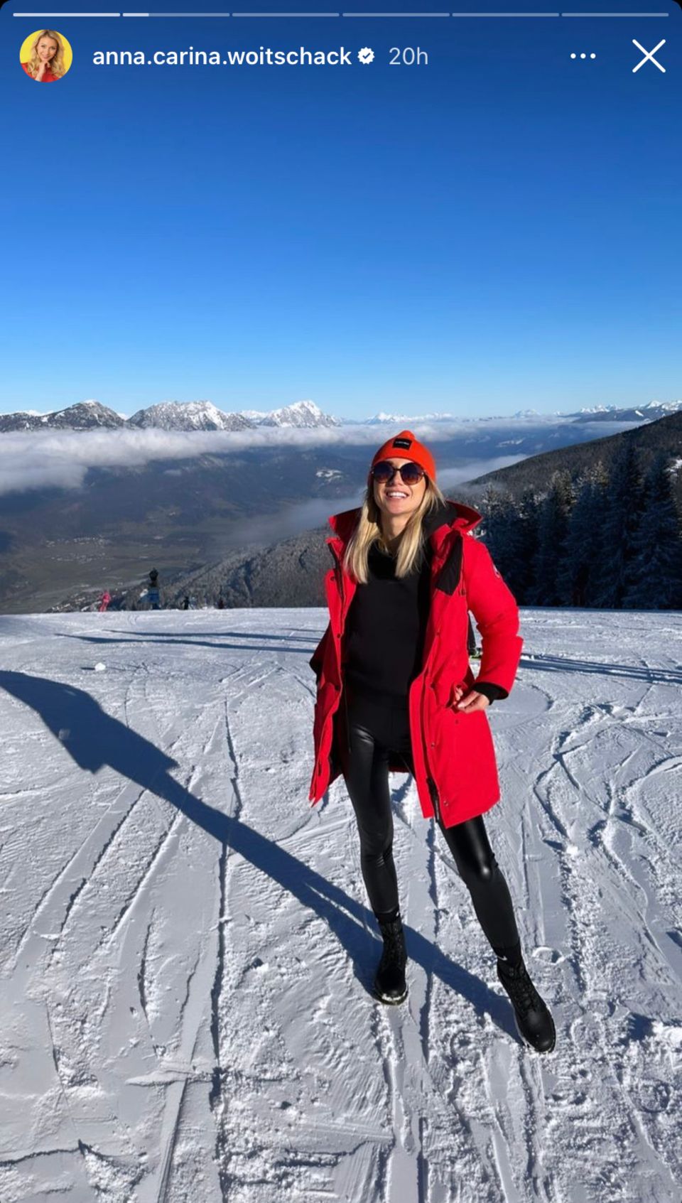 Entspannt posiert Anna-Carina vor imposantem Bergpanorama. 