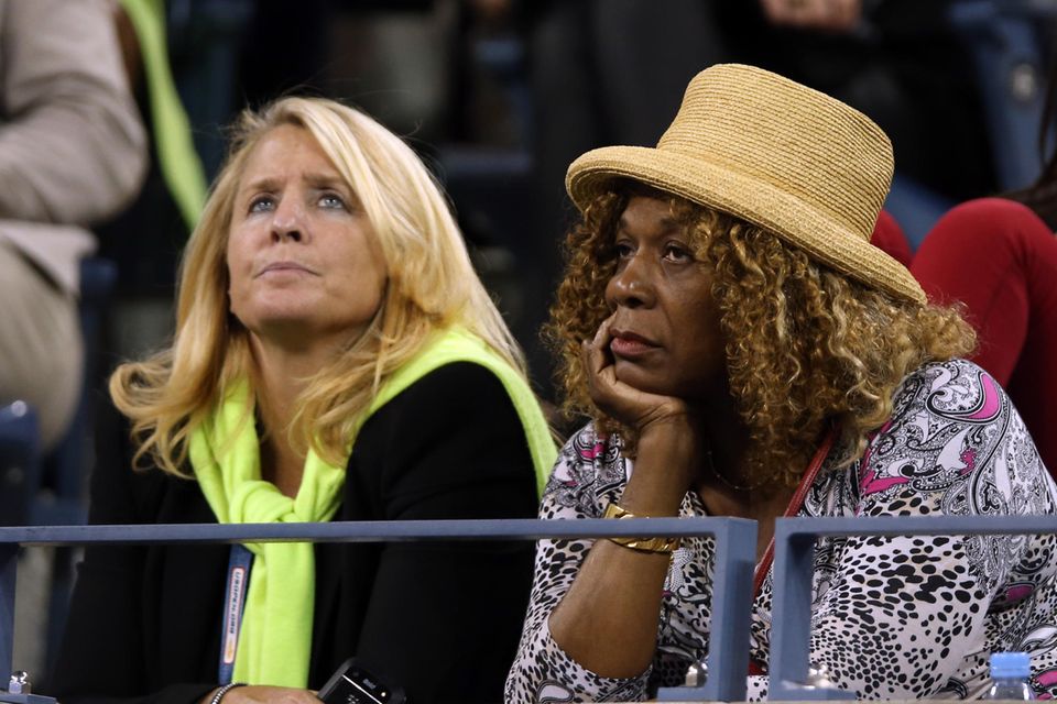 Herzogin Meghan + Prinz Harry: Jill Smoller (l) verfolgt auf der Tribüne mit Serena Williams' Mutter Oracene Price ein Tennismatch. Jill Smoller (l) verfolgt auf der Tribüne mit Serena Williams' Mutter Oracene Price ein Tennismatch.