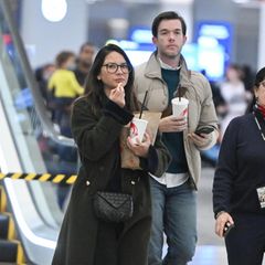 Mit ordentlich Proviant ausgestattet wird Olivia Munn gemeinsam mit Freund John Mulaney am Laguardia Flughafen in New York gesichtet. Ihr Outfit ist dank gerade geschnittener Anzugshose und schickem Mantel aber alles andere als ein langweiliger Travel-Look. Nur die weißen Sneaker verraten, dass sie es beim Reisen gerne bequem hat. 