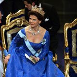 2005 zeigt sich Königin Silvia in einem tief ausgeschnitten knallblauen Dress. Der voluminöse Rock, der Ausschnitt und die knallige Farbe machen sie zum absoluten Hingucker des Abends.
