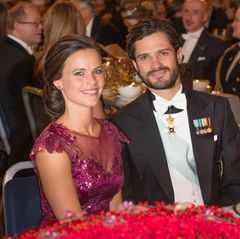 2015 darf Prinz Carl-Philip erstmals seine Verlobte Sofia Hellqvist mit zur Nobelpreisverleihung bringen. Die schöne Schwedin erscheint beim Dinner in einer beerenfarbenen Robe mit transparentem Dekolleté und Glitzer.
