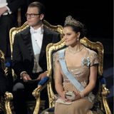 2010 darf Prinzessin Victoria erstmals ihren Mann Prinz Daniel mit zur Nobelpreisverleihung bringen. Die Thronfolgerin trägt eine helle Empire-Robe mit aufwendigen Applikationen.