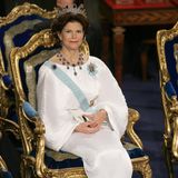 2006 begeistert Königin Silvia in einem absoluten Wow-Kleid. Das Design überzeugt mit Plisseefalten und übergroßen Ärmeln und wirkt dadurch fast schon avantgardistisch.