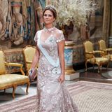 2019 ist Prinzessin Madeleine extra aus den USA eingeflogen, um bei der Nobelpreisverleihung dabei zu sein. Sie wohnt damals schon mit ihrer Familie in Amerika. Für die Verleihung wählt sie eine Robe mit Blumenapplikationen in zartem Flieder.