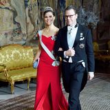 Prinzessin Victoria beweist 2018, dass es nicht immer die ganz große Robe braucht. In einem enger geschnittenen roten Wow-Dress besucht sie gemeinsam mit Prinz Daniel das Nobelpreis-Dinner und legt damit einen absolut denkwürdigen Auftritt hin.