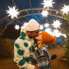 Mit dem Besuch der Descanso Gardens in der Nähe von Los Angeles und einem dicken Kuss unter leuchtenden Sternen ist jetzt auch für Dax Shepard und Kristen Bell die Weihnachtszeit endgültig eingeläutet. 