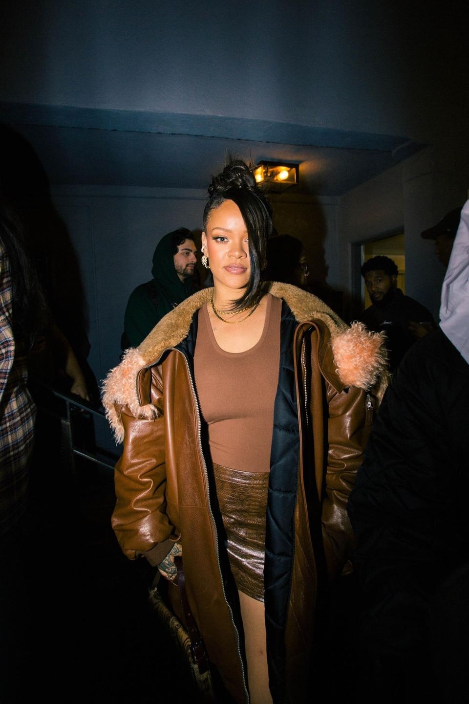 Sängerin Rihanna gehört zu den stylischsten Frauen der Welt. Das stellt sie mal wieder bei der einer Party von Amazon Music unter Beweis. In ihrem All-Over-Braun-Look aus Oversized-Lederock, Ledermini und Tanktop sieht die Designerin einfach nur super lässig aus.