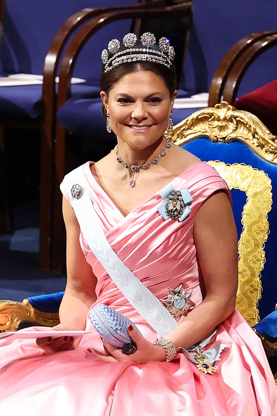 Zum rosafarbenen Ballkleid trägt die lächelnde Kronprinzessin das funkelnde Sechs-Knöpfe-Diadem, eines der wertvollsten Schmuckstücke der Schweden-Royals.