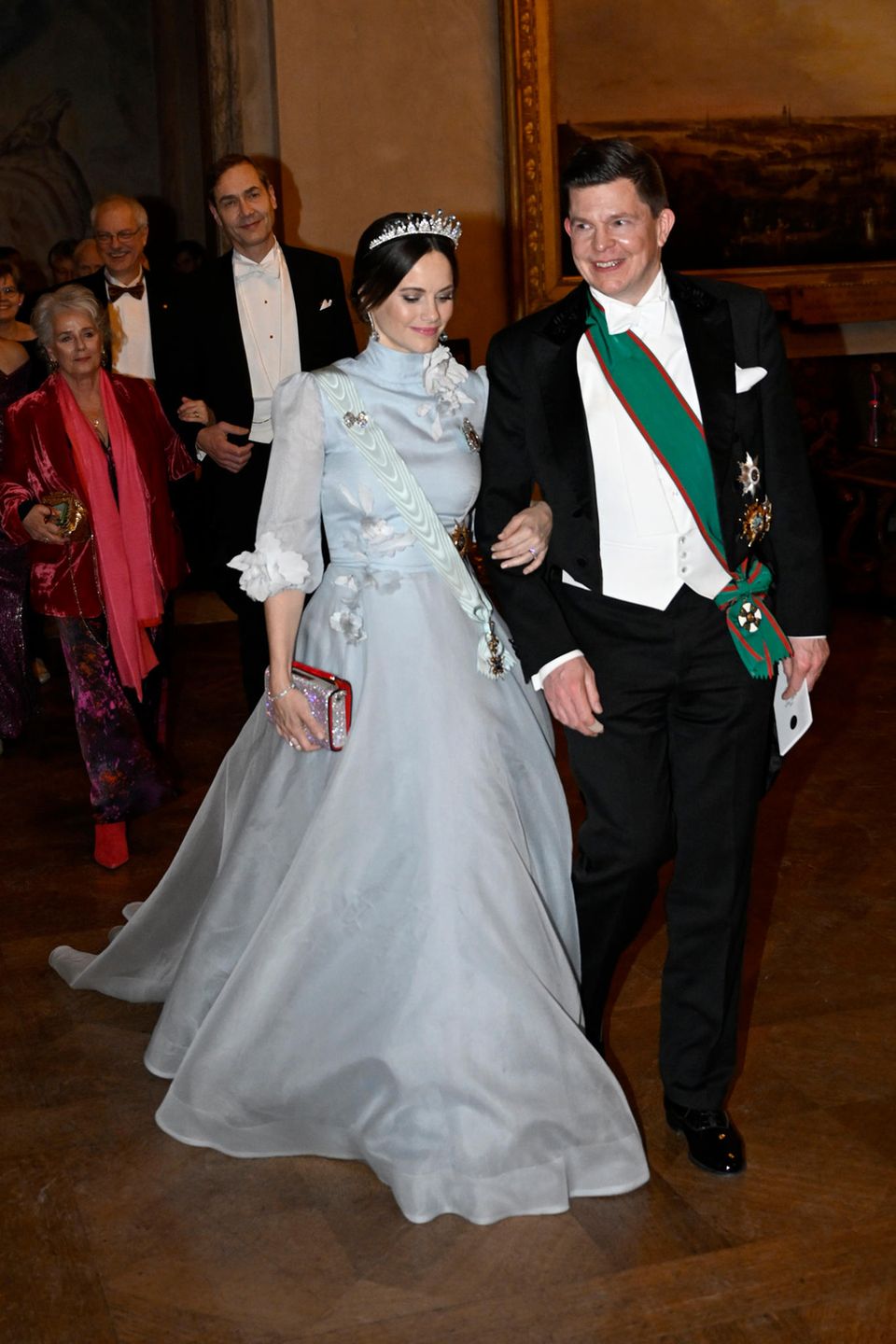 Beim Bankett zeigt Prinzessin Sofia ihre Robe mit langer Schleppe noch einmal in ihrer ganzen Schönheit. Beim Bankett zeigt Prinzessin Sofia ihre Robe mit langer Schleppe noch einmal in ihrer ganzen Schönheit.