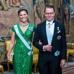 Prinzessin Victoria zeigt mit Prinz Daniel nicht nur schönste Festtagsstimmung, sondern mit ihrem grünen Paillettenlook von Elie Saab auch eine schöne Portion vorweihnachtlichen Glamour.