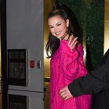 Selena Gomez trägt zum Ende des Jahres noch einmal den größten Farbtrend 2022: das Valentino-Pink. Mit übergroßem Strickpullover, Leggings und Heels – alles von Valentino – leuchtet sie in New York selbst bei Dunkelheit. 