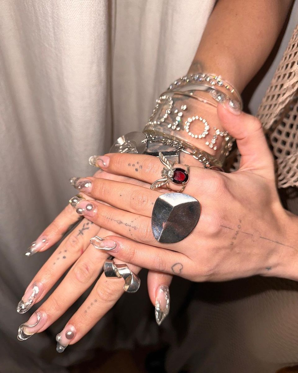 Bei einem Event in London bekommt Sängerin Rita Ora von Accessoires nicht genug. So schmücken ihre Arme nicht nur mehrere silberne Armbänder und Ringe, sondern auch auf ihren Nägeln ist was los. Dreidimensionale Ringe und Kreise sitzen auf ihrer transparenten Maniküre. Ausgefallen!