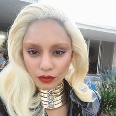 Komplette Typveränderung: Die eigentlich dunkelhaarige Vanessa Hudgens zeigt sich auf Instagram mit platinblonder Mähne und – huch! Wo sind denn ihre Augenbrauen hin? Während es sich bei den Haaren der Schauspielerin vermutlich um eine Perücke handelt, haben es ihre Brauen wirklich in sich: Die sogenannten "Bleached Brows", gesehen auf verschiedensten Laufstegen, waren dieses Jahr voll im Trend. Mit dem "neuen" Look sieht Vanessa einer ganz bestimmten Sängerin zum Verwechseln ähnlich – Fans schreiben zum Beispiel: "Gaga Hudgens, is that you?" und vergleichen sie so mit Superstar Lady Gaga.