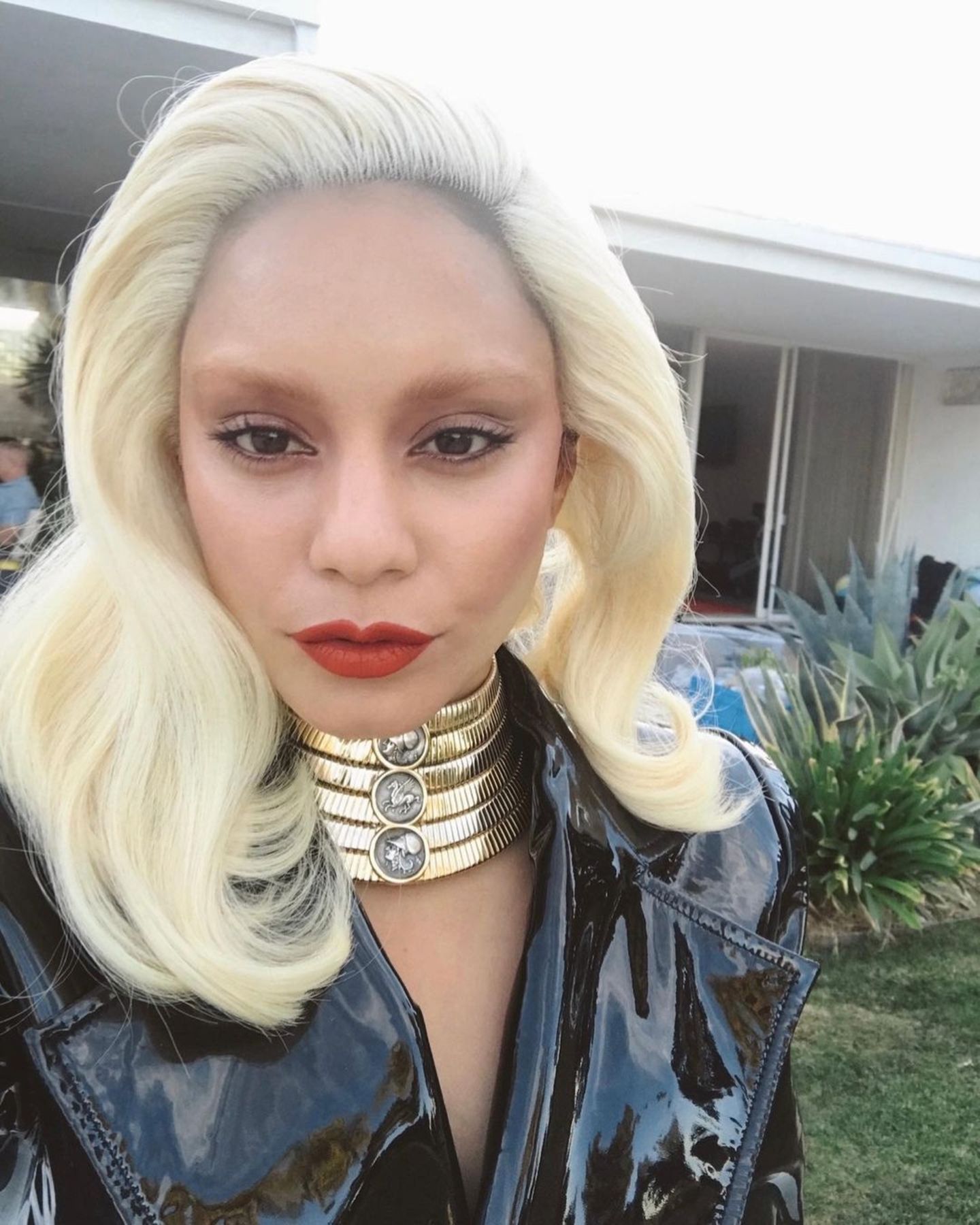 Komplette Typveränderung: Die eigentlich dunkelhaarige Vanessa Hudgens zeigt sich auf Instagram mit platinblonder Mähne und – huch! Wo sind denn ihre Augenbrauen hin? Während es sich bei den Haaren der Schauspielerin vermutlich um eine Perücke handelt, haben es ihre Brauen wirklich in sich: Die sogenannten "Bleached Brows", gesehen auf verschiedensten Laufstegen, waren dieses Jahr voll im Trend. Mit dem "neuen" Look sieht Vanessa einer ganz bestimmten Sängerin zum Verwechseln ähnlich – Fans schreiben zum Beispiel: "Gaga Hudgens, is that you?" und vergleichen sie so mit Superstar Lady Gaga.