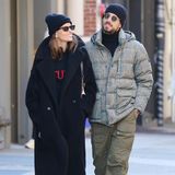 Diese beiden sieht man sonst eigentlich nur im Bikini gemeinsam! Jetzt schlendern Izabel Goulart und Kevin Trapp dick eingekuschelt durch die kalten Straßen von Manhattan. Während das Model einen flauschigen Teddymantel zu sportlichen Nike Socken und Sneakern kombiniert, wählt der Fußball-Profi eine lässige Cargohose und eine karierte Pufferjacke. Die beiden genießen nach dem WM-Aus der deutschen Mannschaft seltene Zeit zu zweit und schützen sich mit Mütze und Sonnenbrille vor UV-Strahlen, Kälte und neugierigen Blicken! 