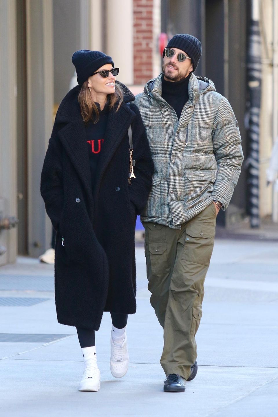 Diese beiden sieht man sonst eigentlich nur im Bikini gemeinsam! Jetzt schlendern Izabel Goulart und Kevin Trapp dick eingekuschelt durch die kalten Straßen von Manhattan. Während das Model einen flauschigen Teddymantel zu sportlichen Nike Socken und Sneakern kombiniert, wählt der Fußball-Profi eine lässige Cargohose und eine karierte Pufferjacke. Die beiden genießen nach dem WM-Aus der deutschen Mannschaft seltene Zeit zu zweit und schützen sich mit Mütze und Sonnenbrille vor UV-Strahlen, Kälte und neugierigen Blicken! 