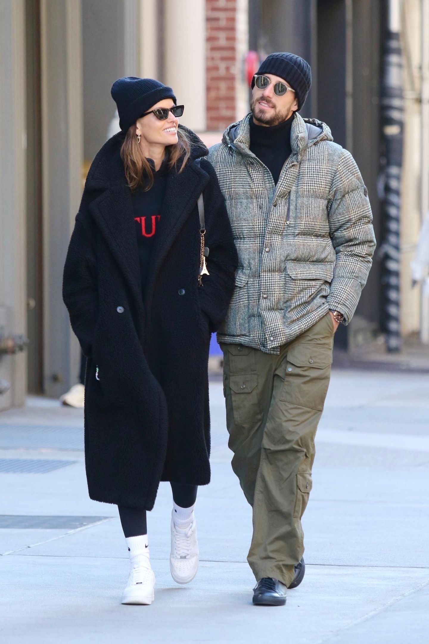 Diese beiden sieht man sonst eigentlich nur im Bikini gemeinsam! Jetzt schlendern Izabel Goulart und Kevin Trapp dick eingekuschelt durch die kalten Straßen von Manhattan. Während das Model einen flauschigen Teddymantel zu sportlichen Nike Socken und Sneakern kombiniert, wählt der Fußball-Profi eine lässige Cargohose und eine karierte Pufferjacke. Die beiden genießen nach dem WM-Aus der deutschen Mannschaft seltene Zeit zu zweit und schützen sich mit Mütze und Sonnenbrille vor UV-Strahlen, Kälte und neugierigen Blicken! 