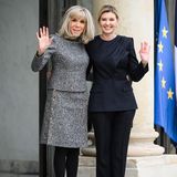 Brigitte Macron empfängt Olena Selenska im Élysée-Palast. Während Olena auf einen schlichten, aber eleganten Hosenanzug setzt, darf es bei Brigitte etwas modischer sein. Das grau melierte Kostüm mit Goldknöpfen passt super zum glamourösen Stil der Première dame. 
