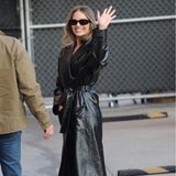 Margot Robbie promotet ihren neuesten Film "Babylon" in der Show von Jimmy Kimmel, erinnert modisch aber eher an "Matrix". Sie trägt einen langen Trenchcoat aus Leder und eine schmale Sonnenbrille. Dazu kombiniert sie filigrane Riemchen-Heels, die im Kontrast zum Rest des Looks noch zarter wirken. 