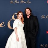 Weniger auffällig zeigt sich Co-Star Christian Bale, der mit einem schwarzen Anzug nichts falsch machen kann.