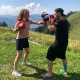 Sportliche Stars: Isla Fisher beim Boxtraining