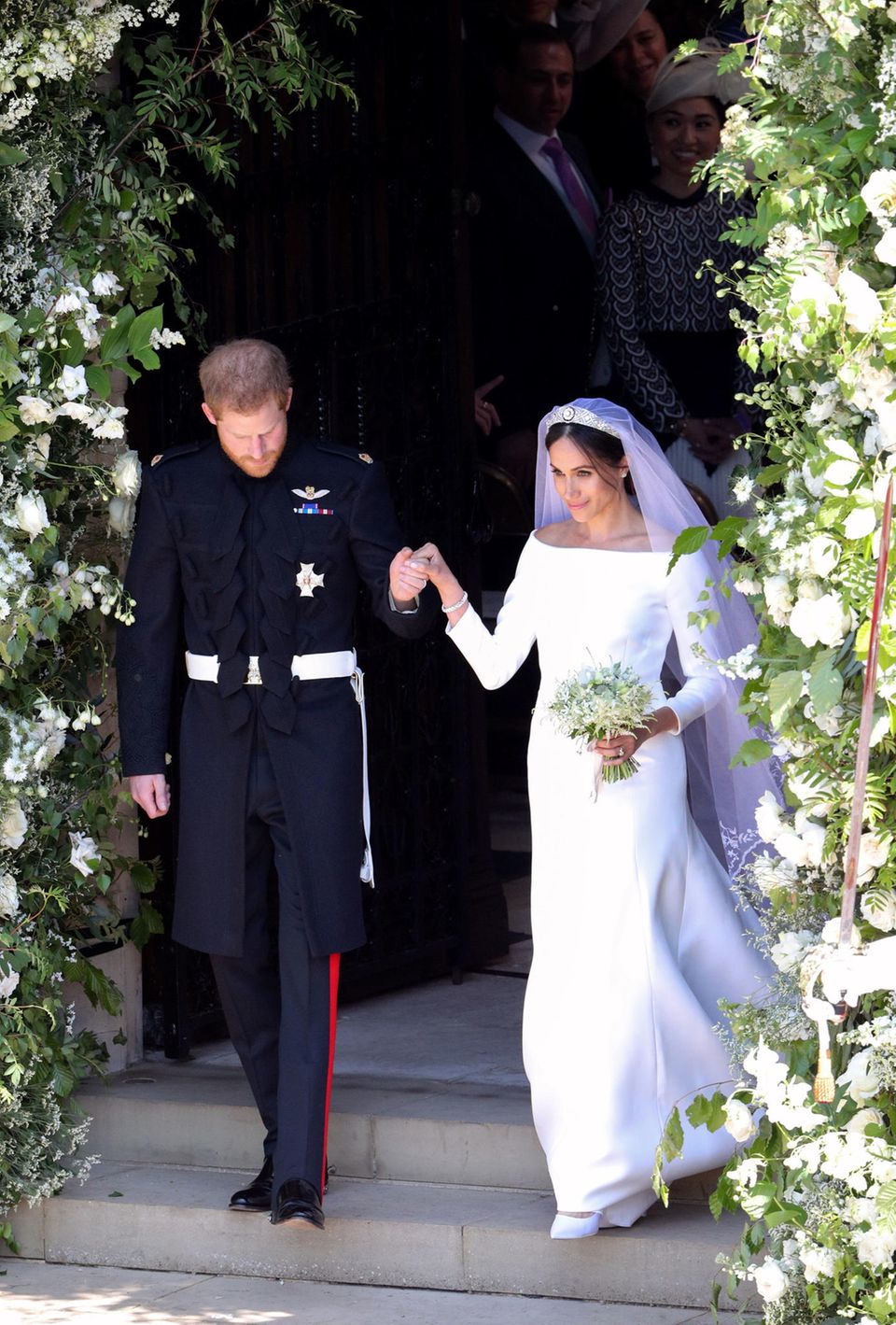 Herzogin Meghan begeistert mit einem schlichten Hochzeitskleid von Givenchy. 