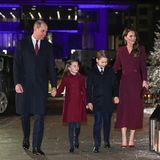 15. Dezember 2022  Catherine, Princess of Wales, wird nicht nur von Prinz William zu ihrem "Together At Christmas"-Weihnachtsgottesdienst in der Westminster Abbey begleitet. Auch Prinz George und Prinzessin Charlotte dürfen nicht fehlen, die ihren Eltern auffallend ähnlich sehen. Ein royales Doppel, das noch mal mehr Einheit an diesem schwierigen Tag symbolisiert, an dem Harrys und Meghans Netflix-Doku den feierlichen Anlass überschattet.
