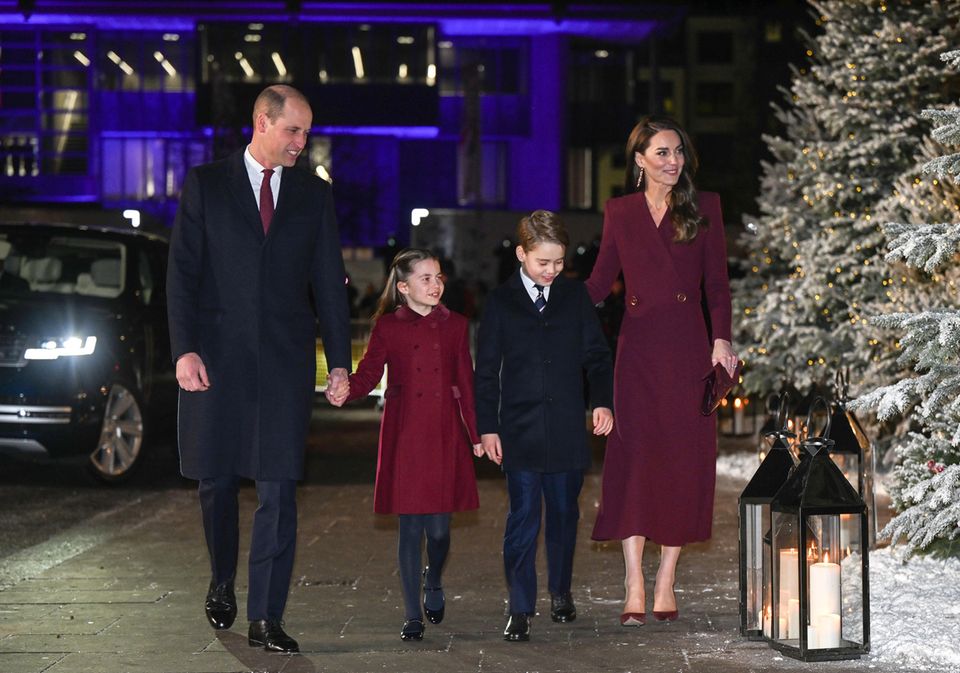 Prinz William + Kate Middleton: 15. Dezember 2022 Catherine, Princess of Wales, wird nicht nur von Prinz William zu ihrem "Together At Christmas"-Weihnachtsgottesdienst in der Westminster Abbey begleitet. Auch Prinz George und Prinzessin Charlotte dürfen nicht fehlen, die ihren Eltern auffallend ähnlich sehen. Ein royales Doppel, das noch mal mehr Einheit an diesem schwierigen Tag symbolisiert, an dem Harrys und Meghans Netflix-Doku den feierlichen Anlass überschattet. 15. Dezember 2022 Catherine, Princess of Wales, wird nicht nur von Prinz William zu ihrem "Together At Christmas"-Weihnachtsgottesdienst in der Westminster Abbey begleitet. Auch Prinz George und Prinzessin Charlotte dürfen nicht fehlen, die ihren Eltern auffallend ähnlich sehen. Ein royales Doppel, das noch mal mehr Einheit an diesem schwierigen Tag symbolisiert, an dem Harrys und Meghans Netflix-Doku den feierlichen Anlass überschattet.