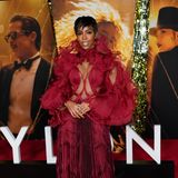 In festlichem Rot verspürt Kelly Rowland bei der Premiere von "Babylon" direkt Weihnachtsstimmung.