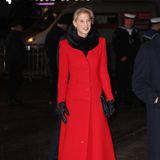Lady Gabriella Windsor zeigt sich in einem weihnachtlichen Knallrot und mit schwarzen Accessoires. 