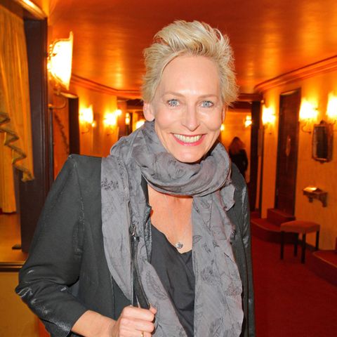 Im Oktober 2012 moderiert Bärbel Schäfer eine Buchpräsentation im Renaissance Theater in Berlin. Mit ihrem Signature-Haarschnitt, strahlend blauen Augen und einem All-Grey-Look zeigt sie sich von ihrer natürlichen Seite. Seitdem sind zehn Jahre vergangen, anzusehen ist der Moderatorin das aber nicht.