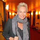Im Oktober 2012 moderiert Bärbel Schäfer eine Buchpräsentation im Renaissance Theater in Berlin. Mit ihrem Signature-Haarschnitt, strahlend blauen Augen und einem All-Grey-Look zeigt sie sich von ihrer natürlichen Seite. Seitdem sind mehr als zehn Jahre vergangen, anzusehen ist der Moderatorin das aber nicht.
