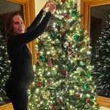 Was könnte es Schöneres geben, als im gemütlichen Outfit den Weihnachtsbaum zu schmücken, während sich die geliebten Vierbeiner dazugesellen? Richtig! Sich dabei auf den Nachwuchs freuen, der da in der süßesten Weihnachtskugel heranwächst. Und genau das tut die werdende Zwillingsmama Hilary Swank, fröhlich Mariah Careys Xmas-Song "All I Want For Christmas" trällernd.