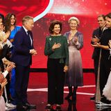 Was für ein Auftritt: Königin Silvia ist der Star-Gast der "Ein Herz für Kinder"-Gala. Ursula von der Leyen, die Präsidentin der Europäischen Kommission, ist ebenfalls geladen. Beide Frauen setzen auf Glitzer an diesem Abend. 