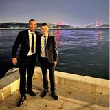 Stolz sieht Lukas Podolski immer noch aus, als er mit seinem mittlerweile 14-jährigen Louis dieses schöne Vater-Sohn-Foto im abendlichen Istanbul machen lässt. Wie die Zeit vergeht...
