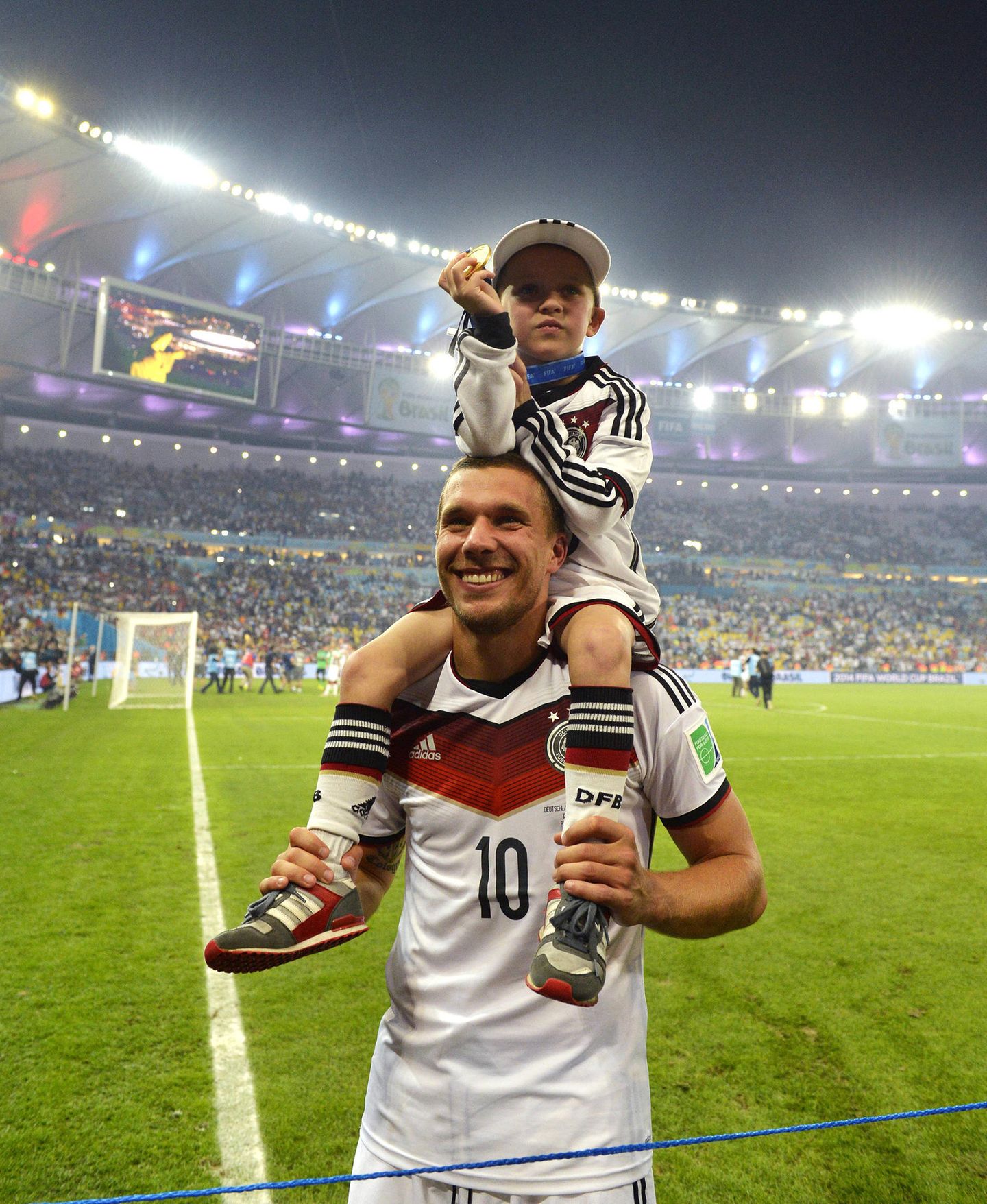 Was für ein Moment, den Louis, Sohn des frischgekürten Fußballweltmeisters Lukas Podolski da 2014 in Rio de Janeiro miterleben durfte.
