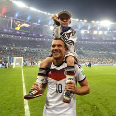 Was für ein Moment, den Louis, Sohn des frischgekürten Fußballweltmeisters Lukas Podolski da 2014 in Rio de Janeiro miterleben durfte.