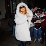 Die selbsternannte "Queen of Christmas" scheint die Winterzeit in vollen Zügen zu genießen. In einem weißen Mantel in Pelzoptik zeigt sich Mariah Carey in New York City. Ein Look der eher an einen laufenden Schneemann als eine edle Eisprinzessin erinnert.