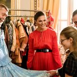 Begeistert schaut sich Prinzessin Estelle die märchenhaften Kleider und Kostüme Backstage mit Kostümdirektor Michael Glas an. 