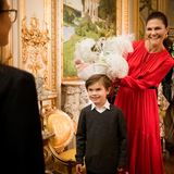 Bei ihrem Besuch hinter den Kulissen der königlichen Oper haben Victoria und die Kinder besonders viel Spaß. 