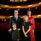 19. Dezember 2022  Prinz Daniel und Prinzessin Victoria dürfen heute gemeinsam mit den Kindern die Aufführung von "Cinderella" im Royal Opera House in Stockholm live miterleben. Doch bevor die Vorstellung beginnt, werfen die Royals einen ganz besonderen Blick hinter die Kulissen der Oper. 