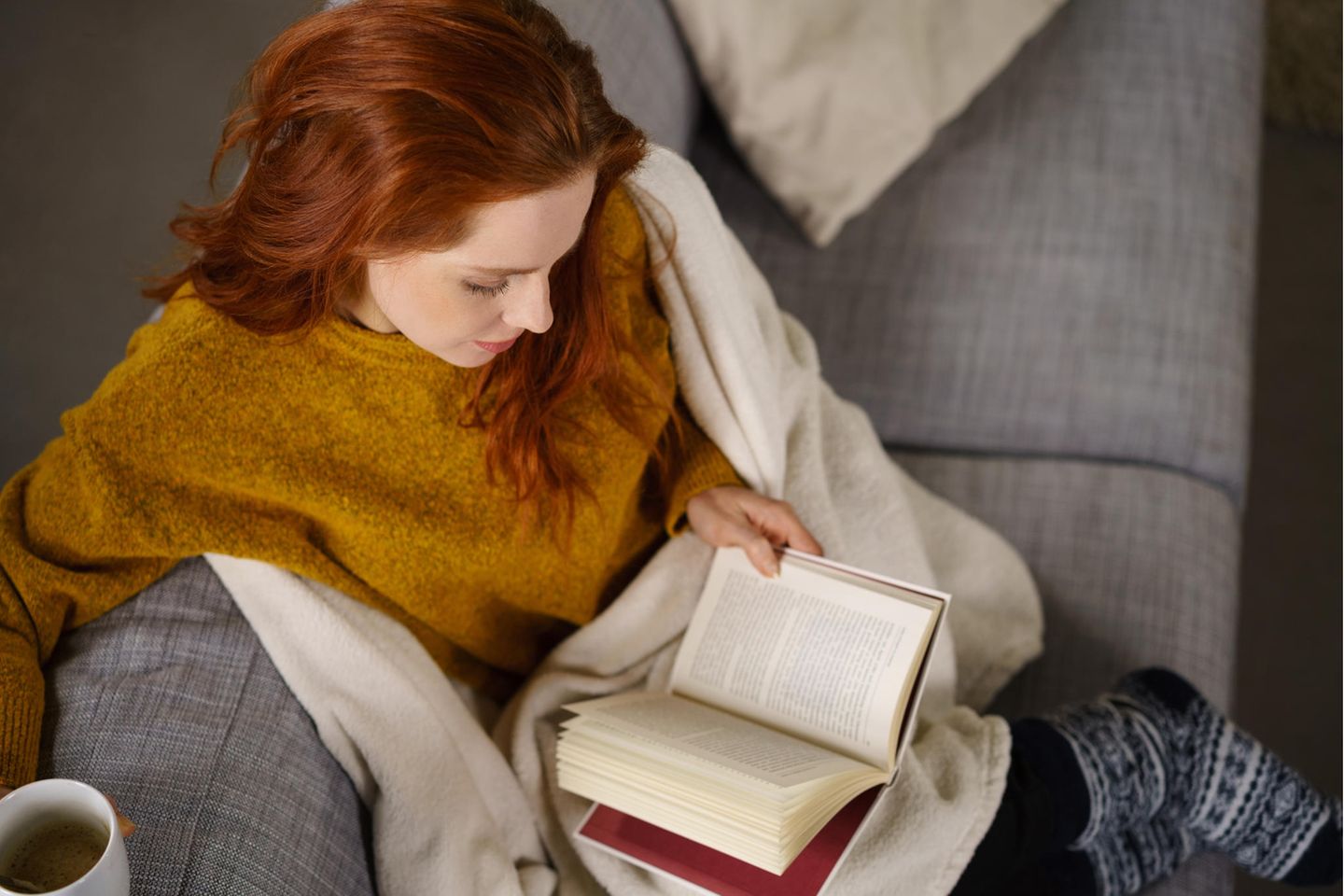 Junge Frau liest ein Buch, Bestseller 2022