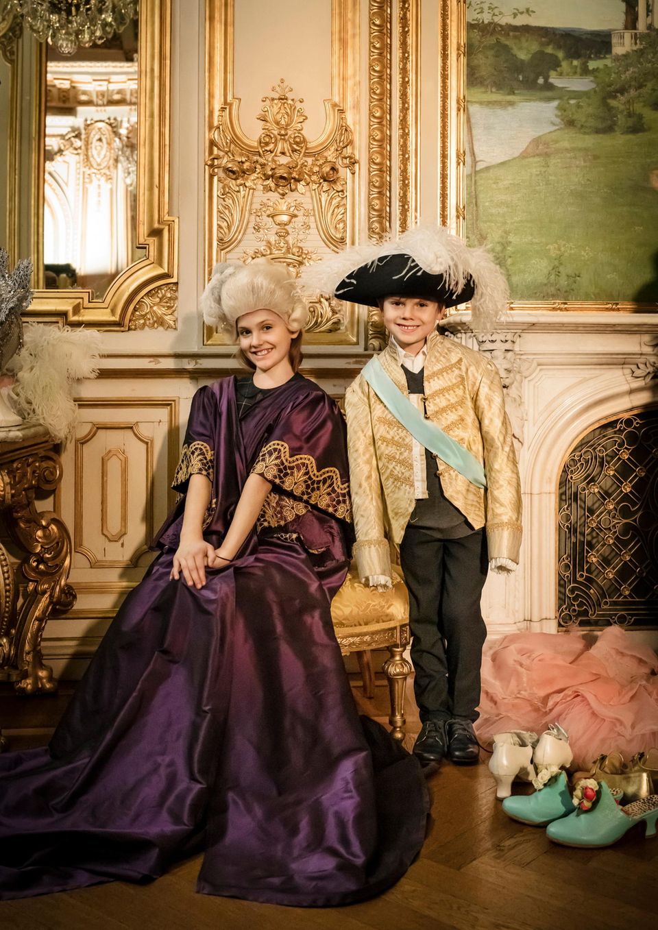 Prinzessin Estelle und Prinz Oscar probieren hinter der Bühne Kostüme an, während sie eine Aufführung besuchen "Aschenputtel" An. 