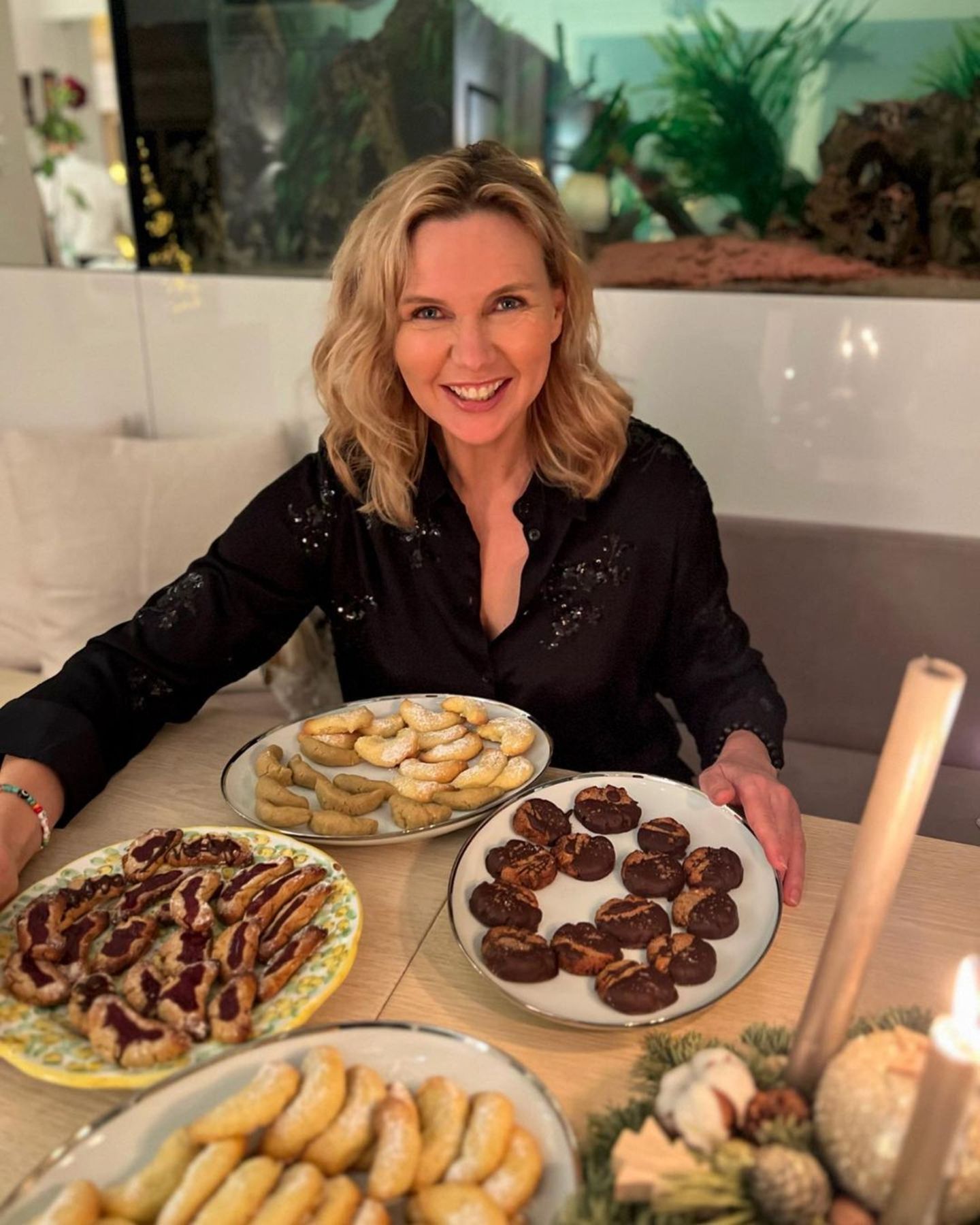 Weihnachtsbäckerei: Veronica Ferres mit Plätzchen