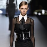Erstmals zu sehen war das Kleid bei der diesjährigen Dolce & Gabbana Frühjahr/Sommer 23 Fashion Show in Mailand. Im Gegensatz zu Jenna, die auf eine lockere Föhnfrisur setzt, trägt das Model auf dem Laufsteg allerdings einen sleeken Seitenscheitel und Samthandschuhe zu dem Outfit und verleiht ihm so einen strengeren Touch. 