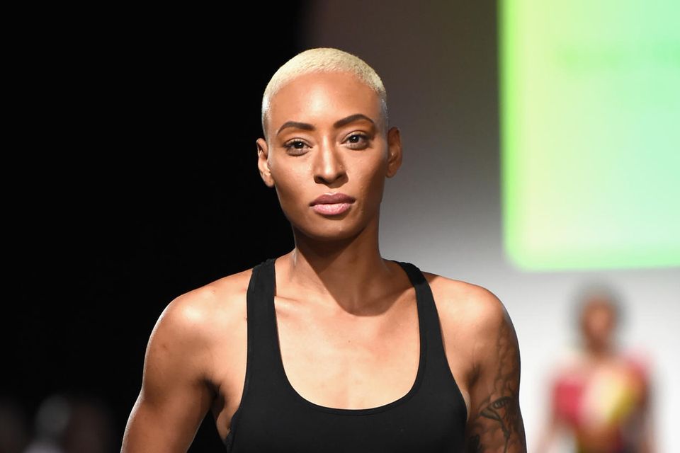Dieses Model trägt auf dem Laufsteg in New York einen blonden "Buzz Cut".