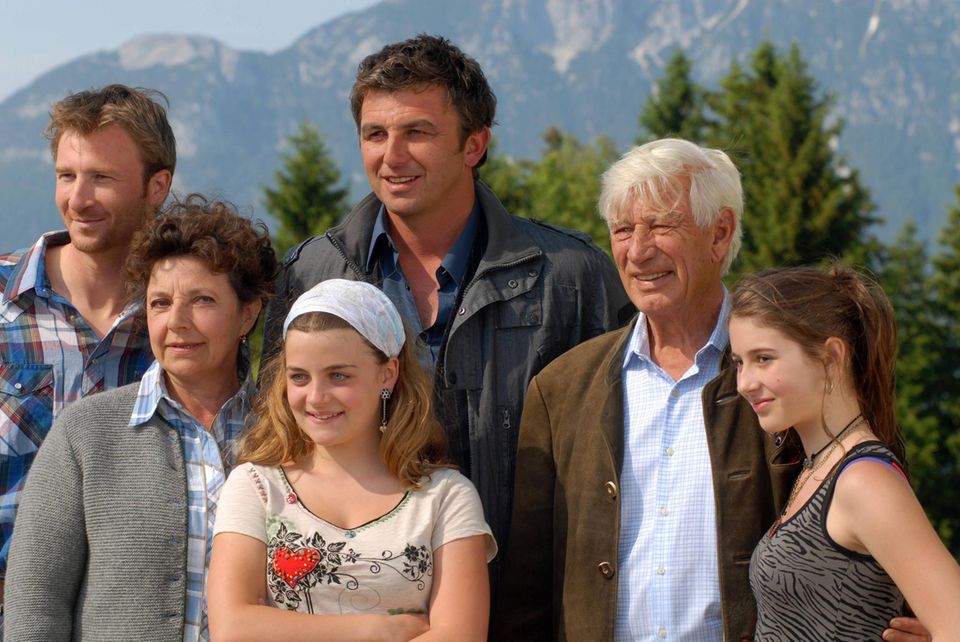Heft: Hans Sigl: "Ich bin der Gute-Laune-Bär" Die Bergdoktor-Familie: Schauspieler Heiko Ruprecht, Monika Baumgartner, Ronja Forcher, Hans Sigl, Siegfried Rauch, Anna Hippert