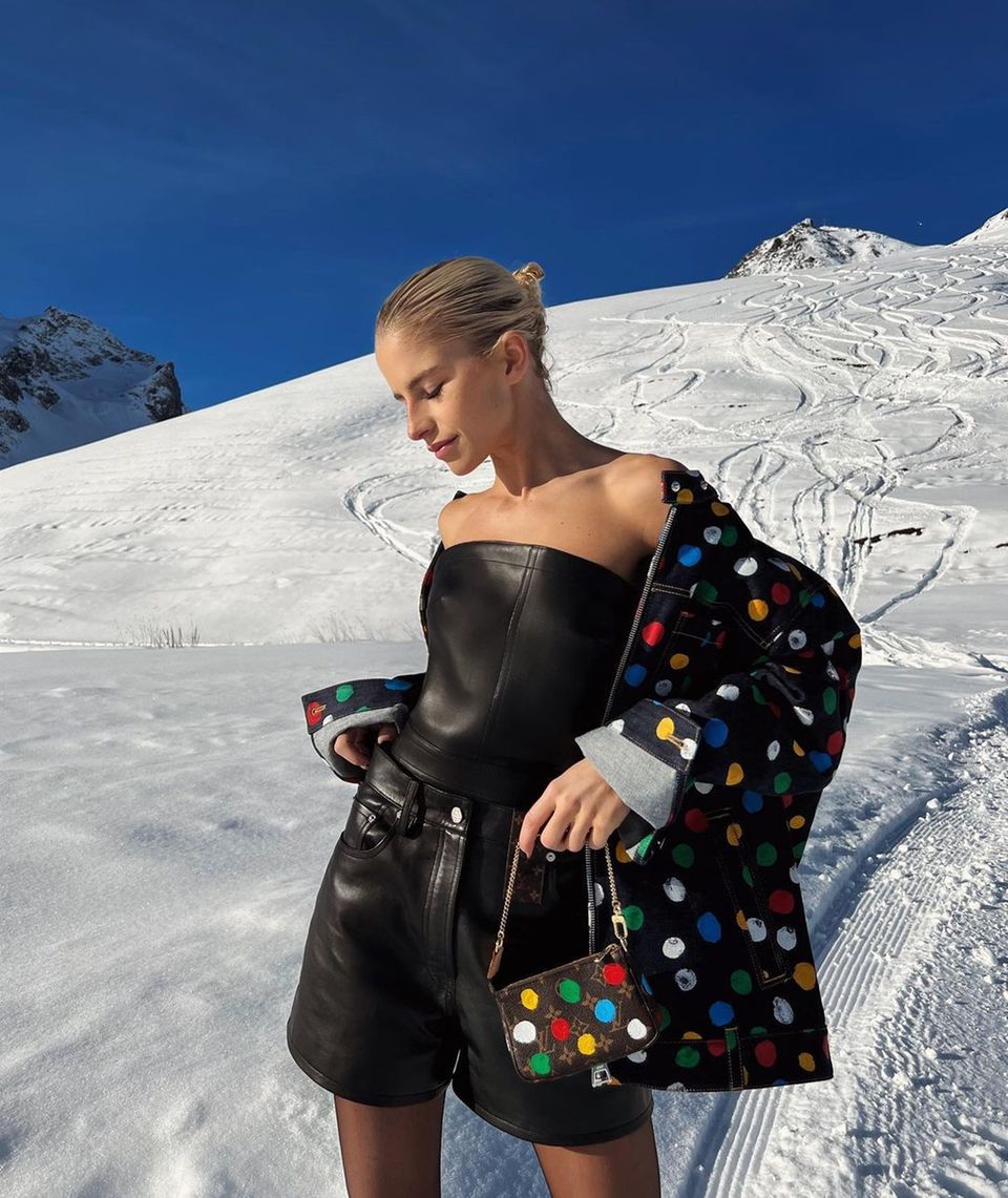 In dieser Schneelandschaft zeigt sich It-Girl Caro Daur mit der neuen Louis Vuitton x Yayoi Kusama Kollektion. Caro kombiniert die kunterbunte Jacke und Tasche mit einem einheitlichen schwarzen Leder-Look. 