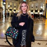 Auch Mode-Bloggerin Chiara Ferragni trägt die neue Louis Vuitton x Yayoi Kusama Kollektion. Sie hat sich für die Capucines Tasche mit bunten Polka Dons entschieden. Dazu stylt sie einen ebenfalls gepunkteten Rock und einen schwarzen Mantel. 